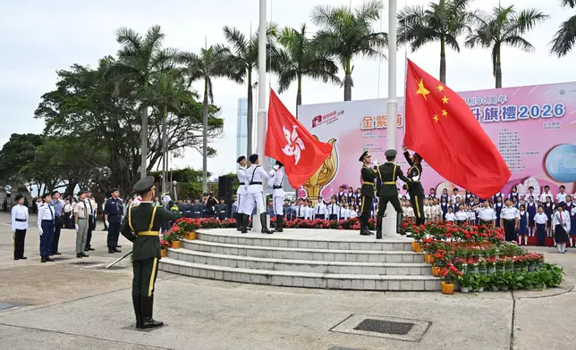香港各界青少年活動委員會星期一（5月4日）在灣仔金紫荊廣場舉行升旗禮。fb視頻截圖