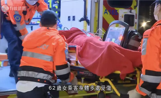 港珠澳大橋私家車疑自炒撞檢查亭。有線新聞截圖