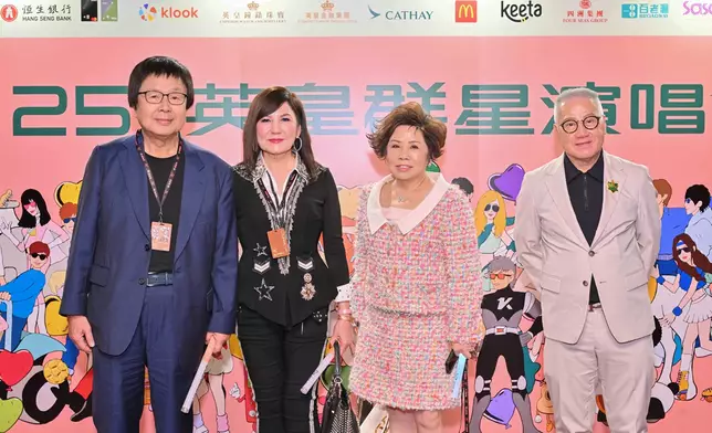 旭日國際集團主席蔡志明（左一）與莎莎國際控股主席兼行政總裁（右一）一同觀賞英皇娛樂藝人演出