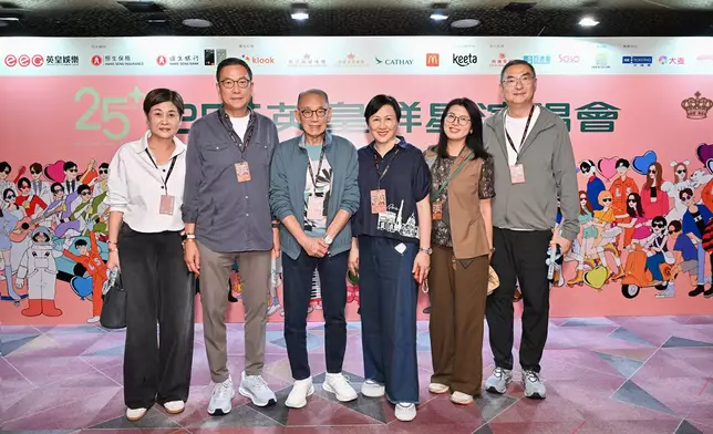 楊受成博士與香港恆通資源集團有限公司執行董事施榮懷(左二)及施榮恆(右一)一同合照