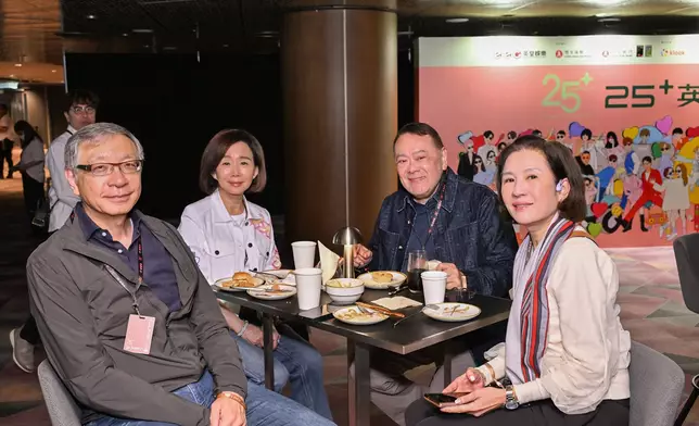 嘉華集團主席呂耀東(左一）與前立法會議員石禮謙（右二）一同觀賞演唱會
