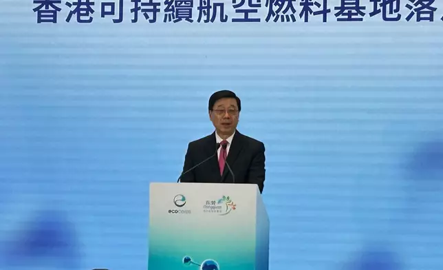特首李家超在簽訂意向書儀式中致辭。巴士的報攝。