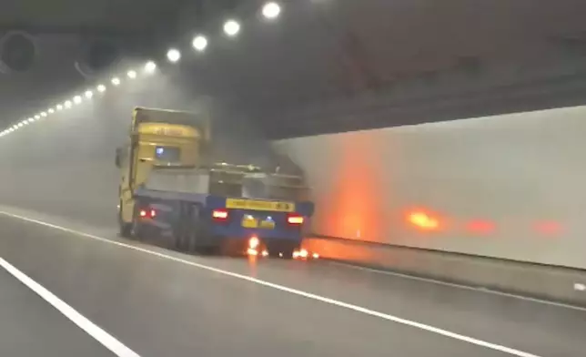 港珠澳大橋海底隧道往香港方向的管道有車輛著火。fb圖片