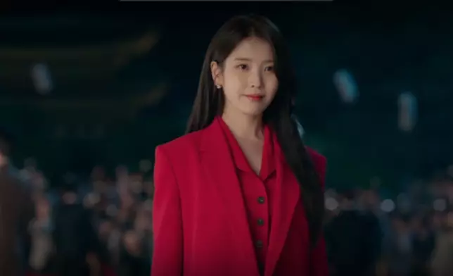 IU劇中造型為現代女性打造出最具話題性的職場穿搭。Disney+提供圖片