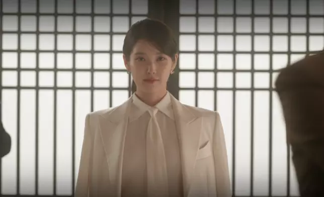 IU劇中造型為現代女性打造出最具話題性的職場穿搭。Disney+提供圖片