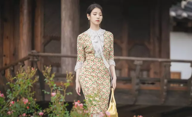 IU飾財閥千金的成熙周，每集以不同華麗造型登場。Disney+提供圖片