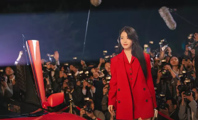IU劇中造型為現代女性打造出最具話題性的職場穿搭。Disney+提供圖片
