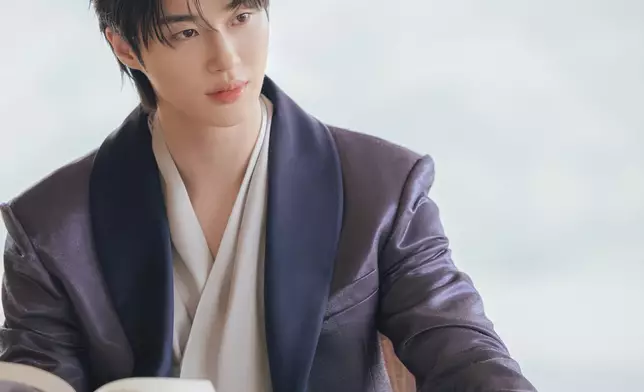 邊佑錫飾演理安大君，將傳統男服融入現代穿搭。Disney+提供圖片