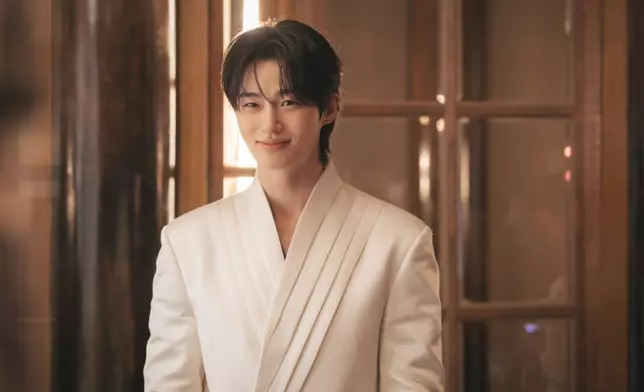 邊佑錫飾演理安大君，將傳統男服融入現代穿搭。Disney+提供圖片
