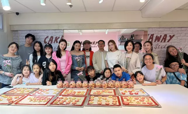 歌手黃伊汶（Emme）日前與慈善名媛薛幼妮（Amanda）一同擔任「母親節慈善曲奇工作坊」的活動導師，為樂信兒童醫療及教育基金籌款。