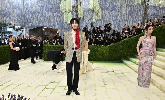 安孝燮以Valentino亮片條紋西裝亮相。AP圖片