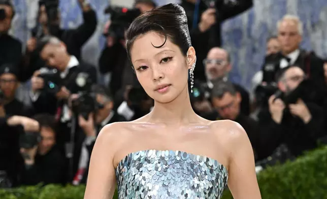 Jennie以CHANEL藍銀色亮片刺繡禮服亮相。AP圖片