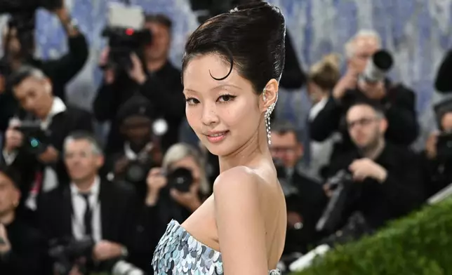 Jennie以CHANEL藍銀色亮片刺繡禮服亮相。AP圖片