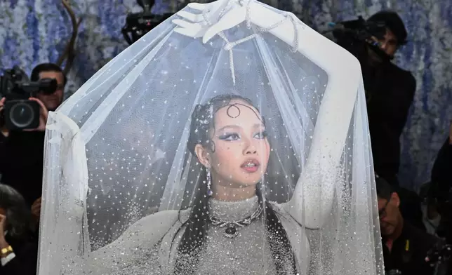 Lisa身穿Robert Wun半透明薄紗亮片禮服。AP圖片