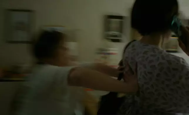 朱朱推跌莊思敏，再用充電線勒頸。