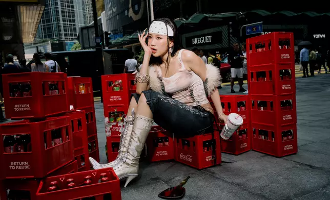 新歌《讓路》由KW朱敏希、Y.Siu作曲，梁嘉茵填詞，陳考威監製，曲風與VIVA截然不同。