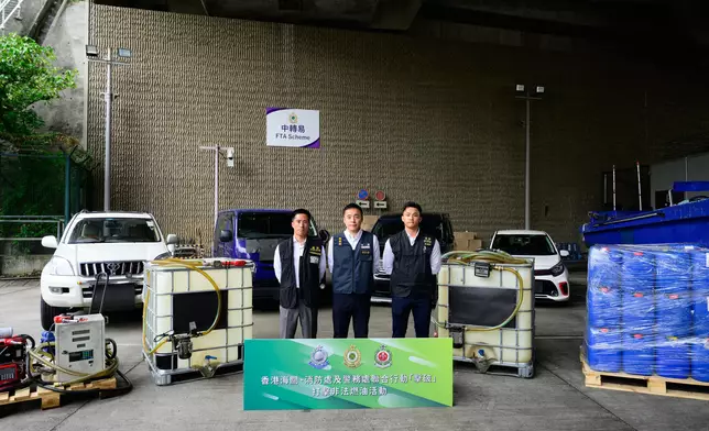 張業泰（中）、楊俊華（右）及梁成杰（左）展示證物。