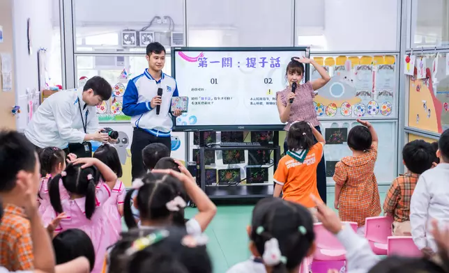 糖妹到幼稚園和小朋友互動。
