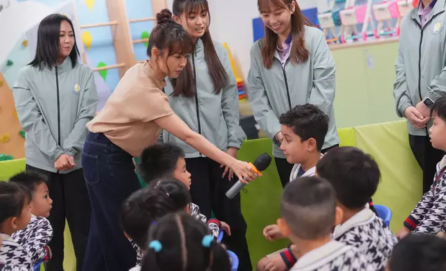 藝人糖妹和小朋友互動。