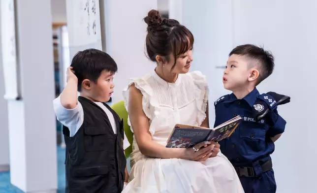 藝人糖妹與小萌警合作拍片。