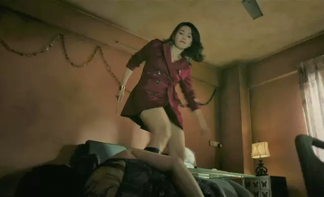 何嘉莉對陳苡臻拳打腳踢，又用棍狂毆兼爆樽。