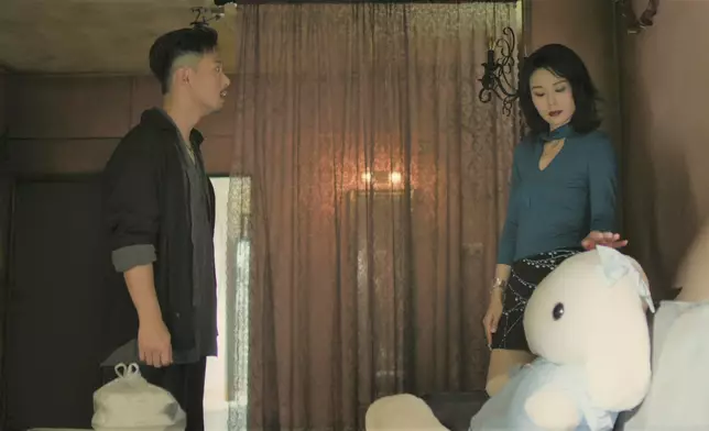 何嘉莉將藏有人頭的公仔壓向楊潮凱，楊潮凱嚇到反白眼。
