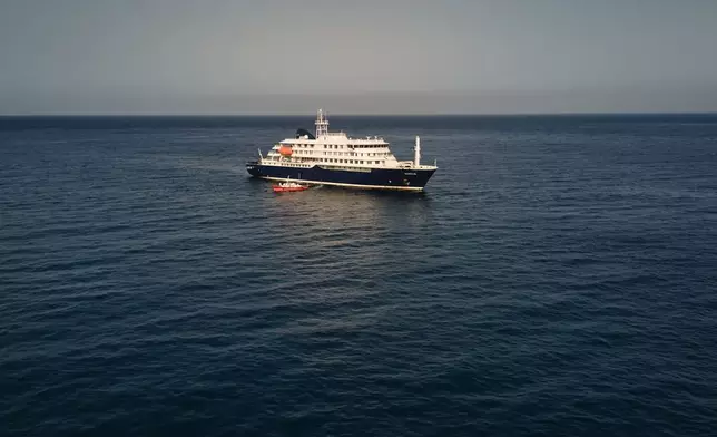 「洪迪厄斯號」正停泊在佛得角附近海域。AP圖片