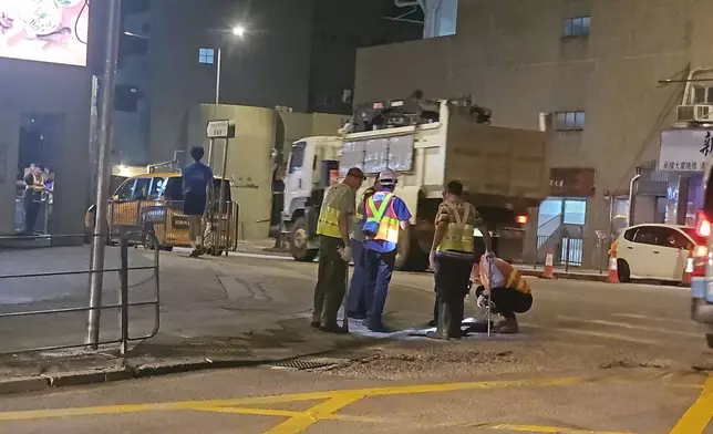 青衣鄉事會路有水管爆裂，附近道路及屋苑食水都受影響。徐曉杰FB圖片