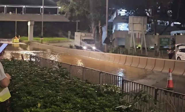 青衣鄉事會路有水管爆裂，附近道路及屋苑食水都受影響。徐曉杰FB視頻截圖