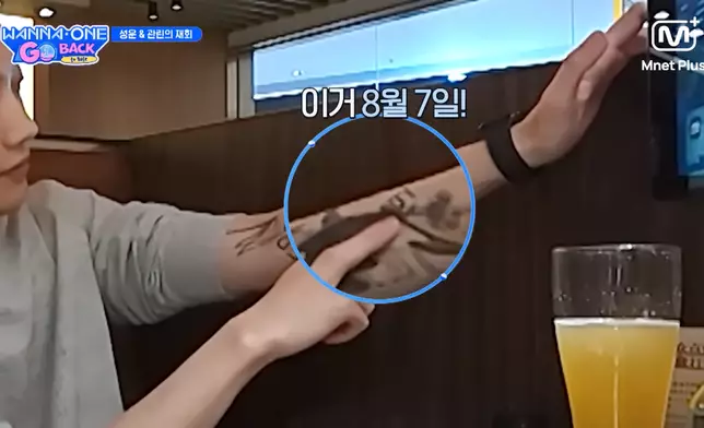 賴冠霖展示手上有WannaOne出道日期「807」的紋身。影片截圖
