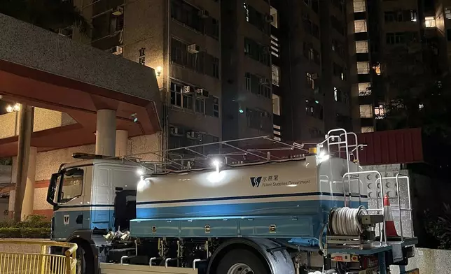 青衣鄉事會路近青衣警署有水管爆裂。fb圖片