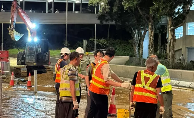 青衣鄉事會路近青衣警署有水管爆裂。fb圖片