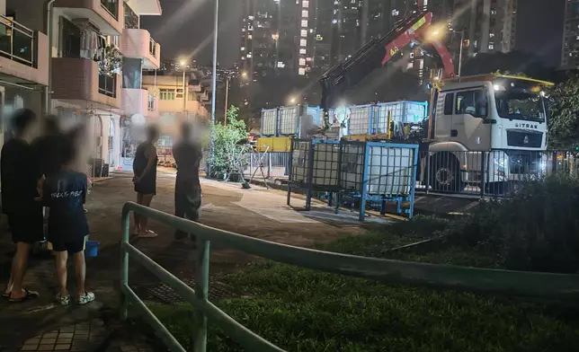 青衣鄉事會路近青衣警署有水管爆裂。fb圖片