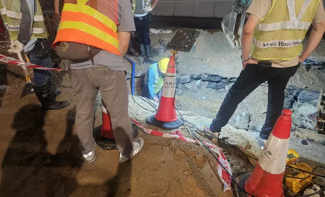 青衣鄉事會路近青衣警署有水管爆裂。fb圖片
