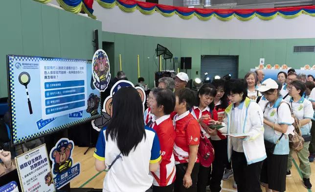 會員參與道路安全展區問答遊戲。
