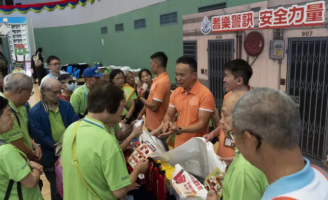 消防處代表教授會員使用「防災應急四寶」。