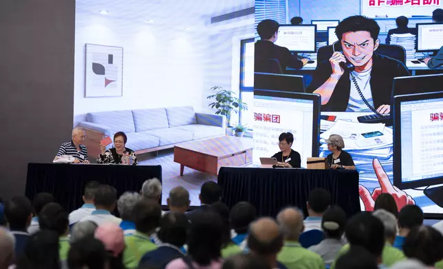 荃灣區耆樂警訊會員表演防騙話劇。