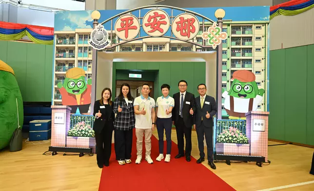 香港律師會的義務律師團隊抵達活動現場，為會員提供「平安三寶」免費法律諮詢。