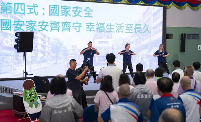 香港體適能總會帶領全場進行「安全操」。