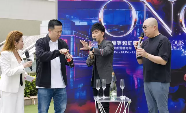 Louis即場表演開香檳魔術。