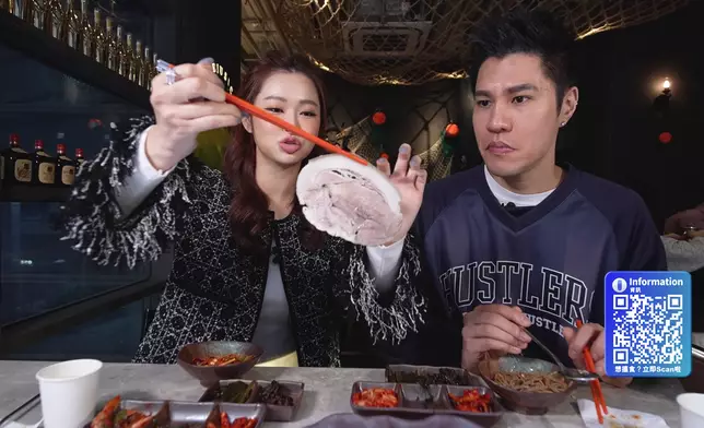 Gillian不顧儀態品嚐成功爭取的濟州黑豬肉片。