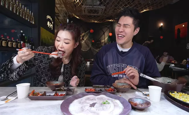 Gillian不顧儀態品嚐成功爭取的濟州黑豬肉片。