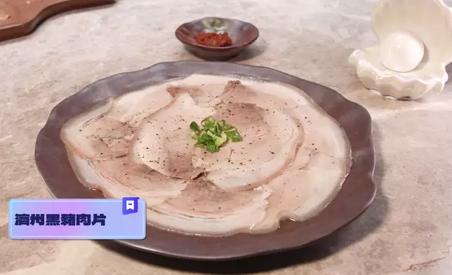 Gillian不顧儀態品嚐成功爭取的濟州黑豬肉片。