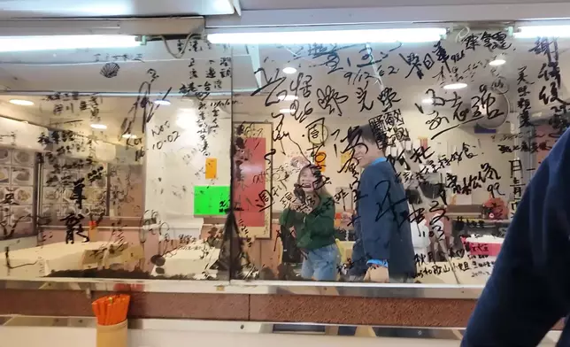 行仔、波波介紹的菜館佈滿明星簽名。