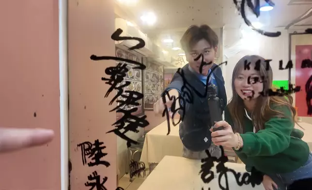 行仔、波波介紹的菜館佈滿明星簽名。