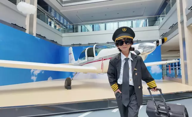 著起機師衫嘅也也好可愛。