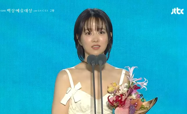 朴寶英以《未知的首爾》奪得電視部門女子最優秀演技賞視后獎座。影片截圖