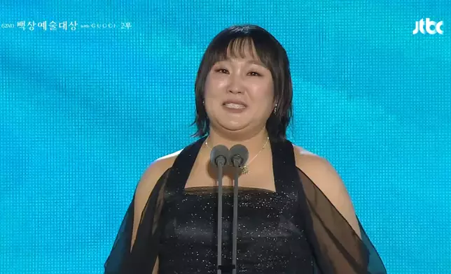李秀智獲得女子綜藝人獎。影片截圖