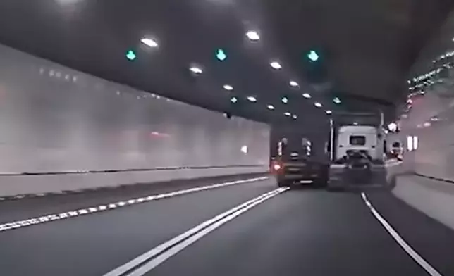 兩架重型車在中九龍繞道隧道管道内懷疑超速駕駛、多次違例橫越雙白線左穿右插，且互相爭路，險象環生。Shun Shun@車cam L(香港群組)FB群組視頻截圖