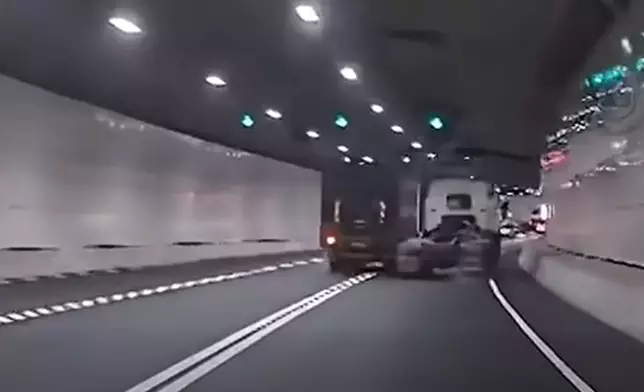 兩架重型車在中九龍繞道隧道管道内懷疑超速駕駛、多次違例橫越雙白線左穿右插，且互相爭路，險象環生。Shun Shun@車cam L(香港群組)FB群組視頻截圖
